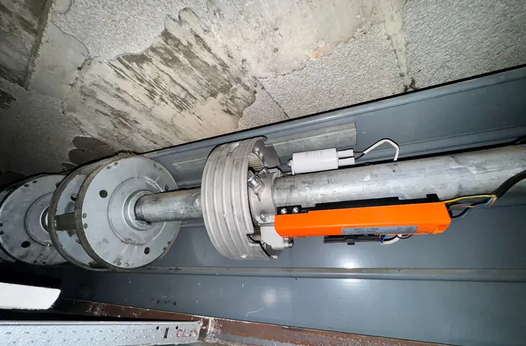 El mismo tipo de eje ya con el motor central montado y el cableado recogido